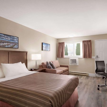 Travelodge By Wyndham Salmon Arm Bc Экстерьер фото