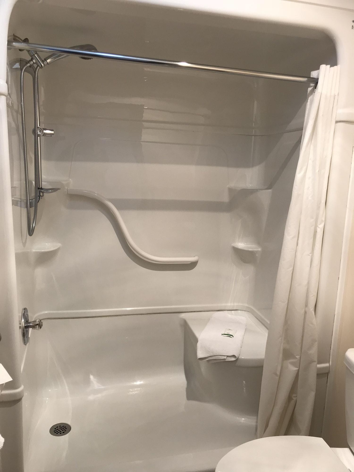 Travelodge By Wyndham Salmon Arm Bc Экстерьер фото