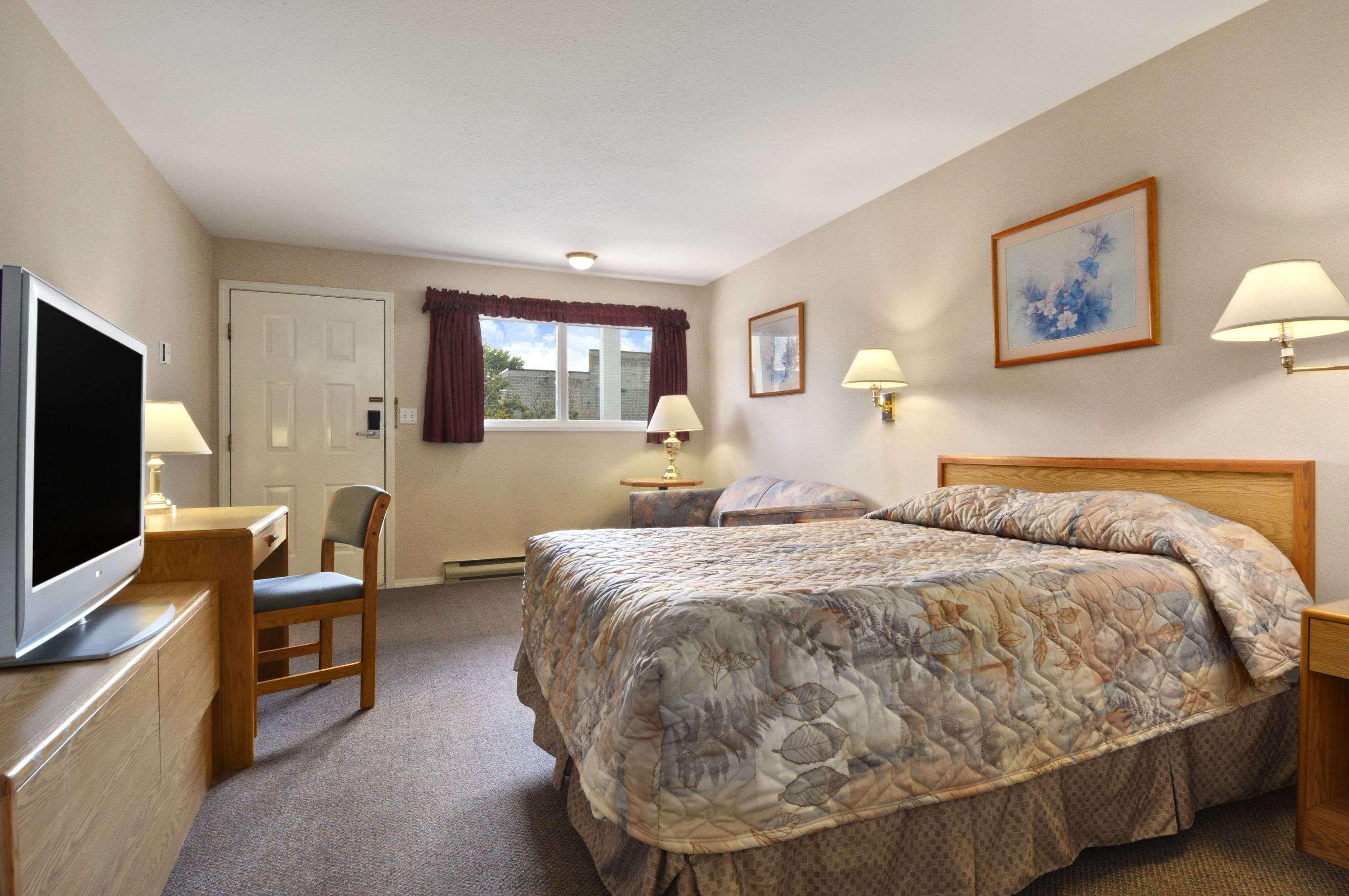 Travelodge By Wyndham Salmon Arm Bc Экстерьер фото