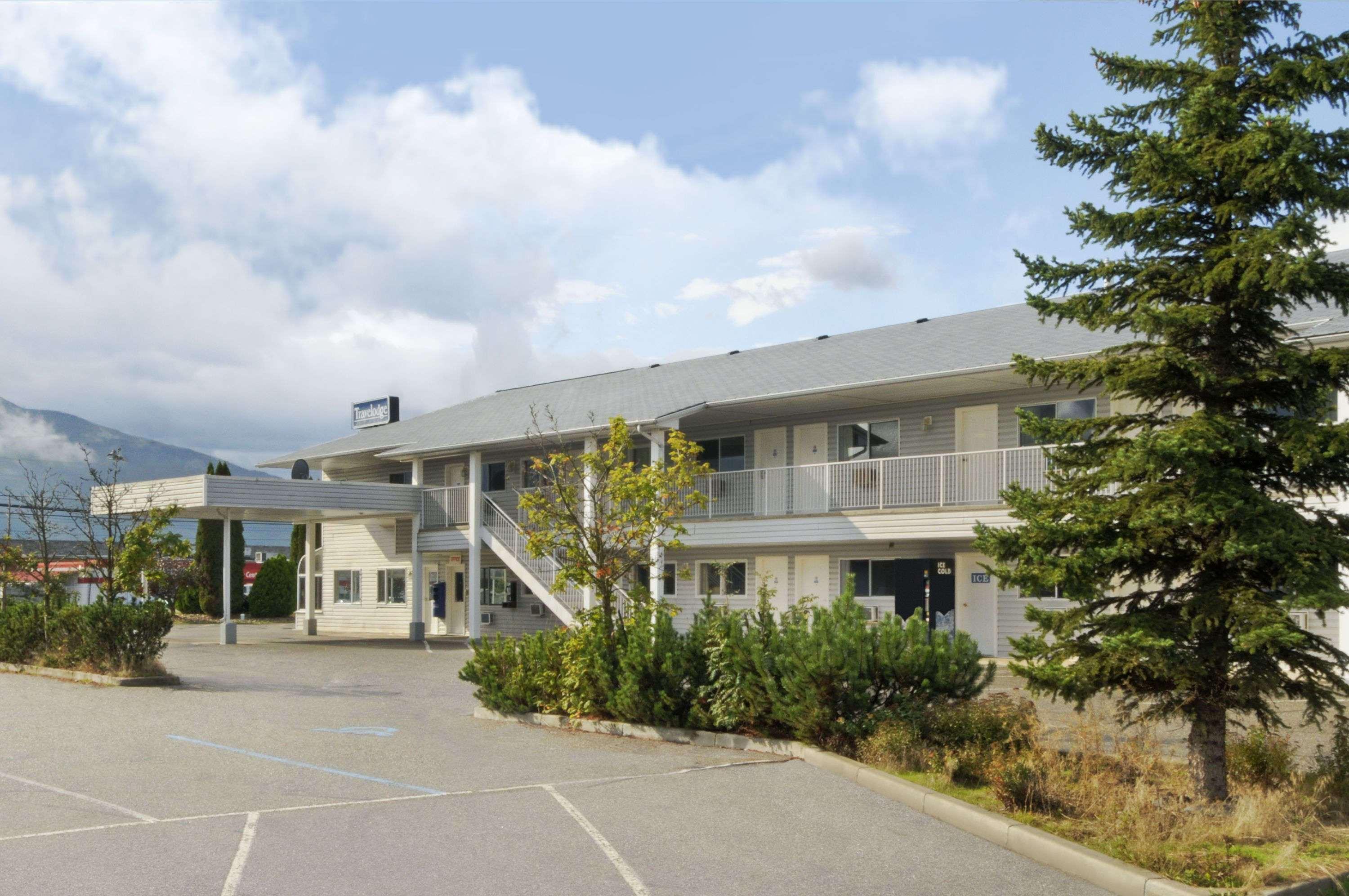 Travelodge By Wyndham Salmon Arm Bc Экстерьер фото