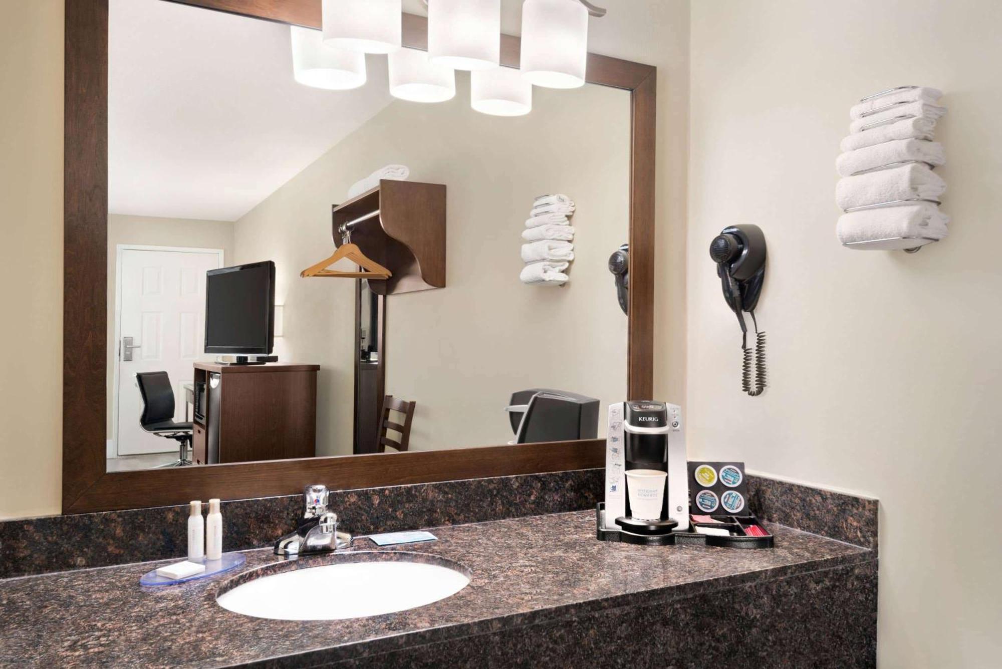 Travelodge By Wyndham Salmon Arm Bc Экстерьер фото